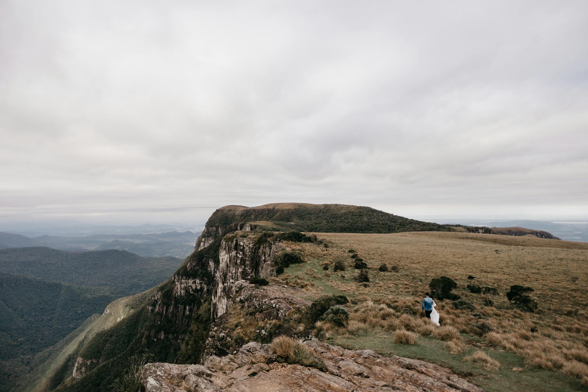 Mapa Sierpca z ikoną stetoskopu symbolizującą opiekę zdrowotną i kolejki do specjalistów