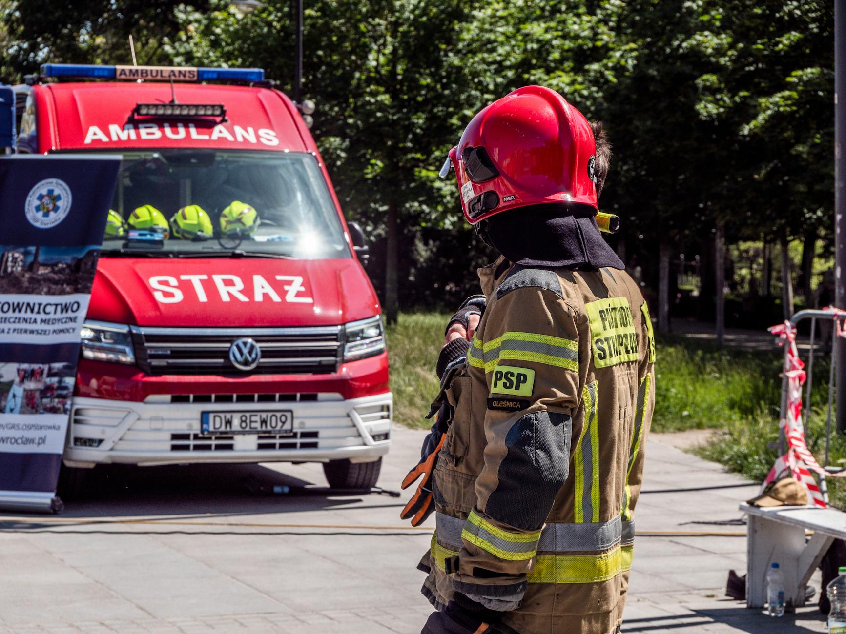 Miejsce wypadku karetki z pociągiem w Sierpcu, utrudnienia w ruchu kolejowym