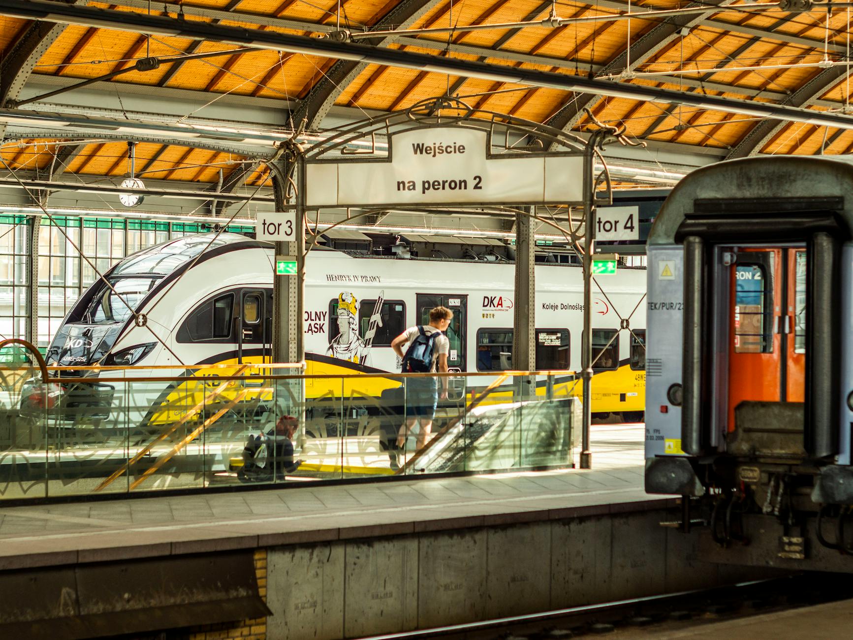 Plakat informacyjny o planowanej modernizacji linii kolejowej Płock-Sierpc, wskazujący na przyspieszenie podróży i nową mijankę.